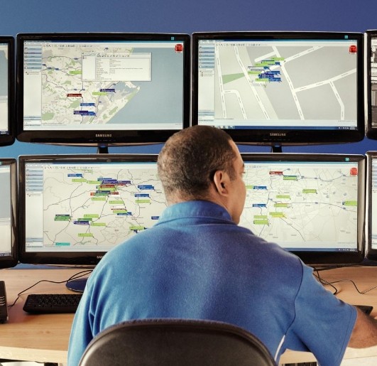 Centro de monitoreo de flotas con tecnología inteligente donde MAO TECH supervisa la seguridad y operación vehicular en tiempo real