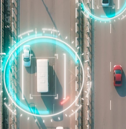Sistema avanzado de monitoreo vehicular con detección y control en tiempo real sobre vías urbanas.