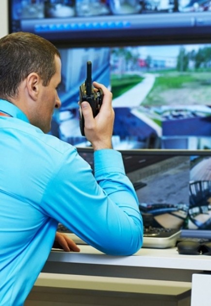 Técnico de MAO TECH monitoreando cámaras de seguridad vehicular y sistemas GPS desde un centro de control, garantizando supervisión en tiempo real, seguridad operativa y toma de decisiones precisas para flotas empresariales en Colombia.