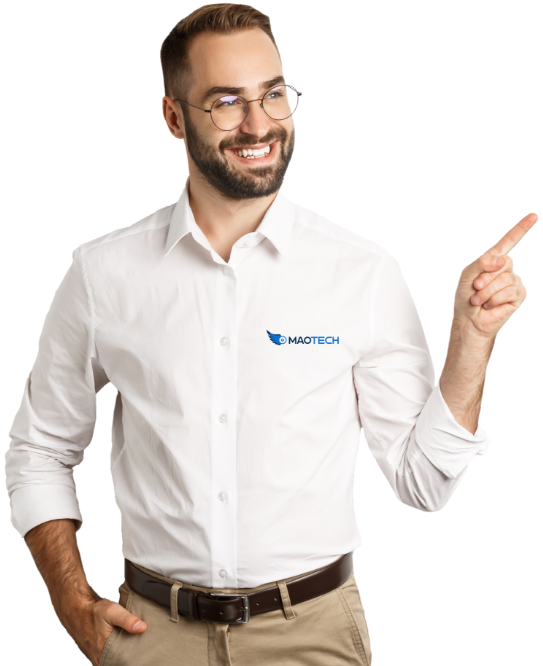 Profesional de MAO TECH con camisa blanca y logotipo de la empresa, sonriendo y señalando hacia la derecha, representando innovación y tecnología en monitoreo vehicular.